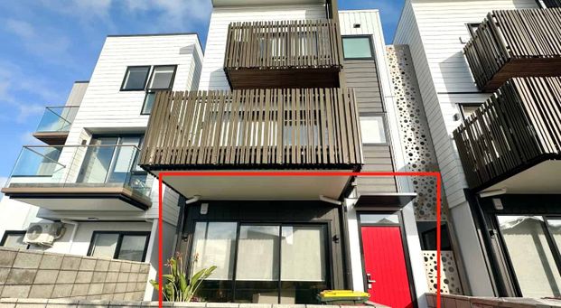 Beautiful 3 Bedroom Townhouse in Hobsonville - Photo 1