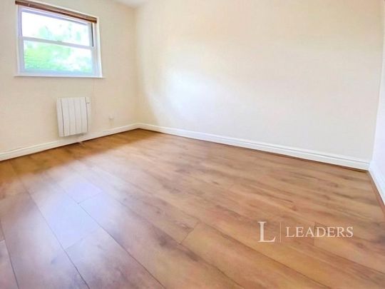 3 bedroom flat to rent - Photo 1