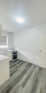 2 bedroom Unit with Lock up garage - Photo 3