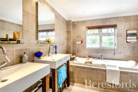 Shenfield, Brentwood, Essex, CM15 - Photo 2