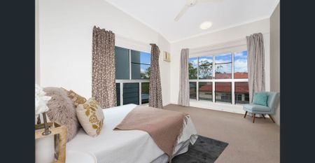 CONTEMPORARY TOWNHOUSE - GREAT CENTRAL LOCATION - Photo 2