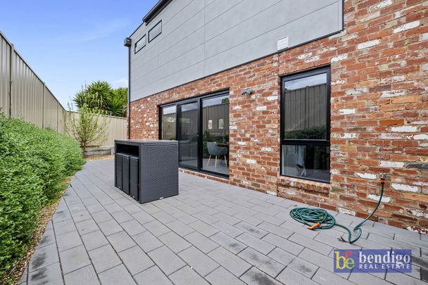 Modern Townhouse in Prime Bendigo Location - Photo 1