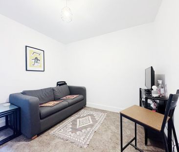 3 bedroom flat to rent - Photo 2