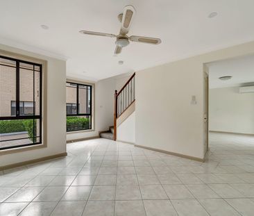 Stylishly refreshed townhouse in a highly convenient setting - Photo 1