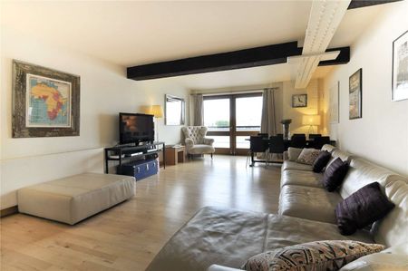 A bright and exceptionally spacious two bedroom, river facing apartment, situated on the 1st floor of this fine warehouse conversion. - Photo 2