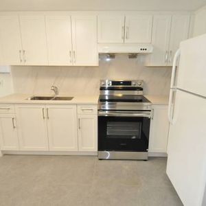 For Rent: 2 Bedroom near Skytrain **** - Photo 2