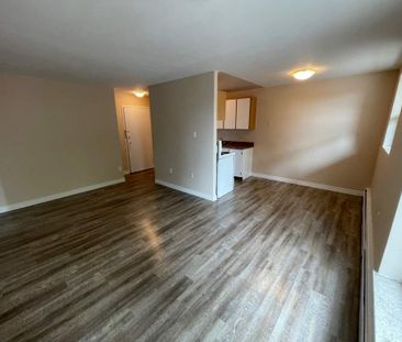 Commodore Apartments - Photo 3