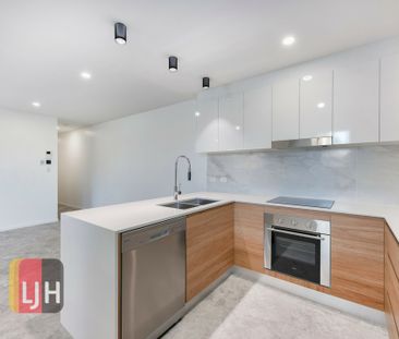 PARKSIDE TWO-BEDROOM UNIT IN A SMALL, QUIET COMPLEX - Photo 4