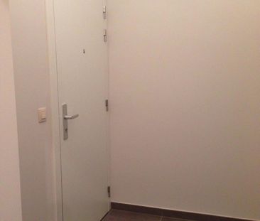 - Sint-Niklaas – Gemeubelde studio met staanplaats - Photo 2