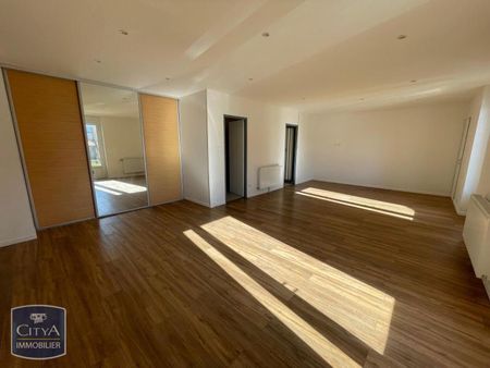 Location Appartement 4 pièces 121m² LE CHAMBON FEUGEROLLES 42500 - Photo 3