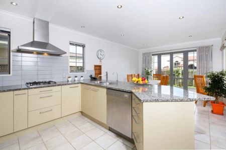 6-BEDROOM IN BOTANY COLLEGE - Photo 2