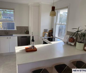 6 Martha Street, Caves Beach NSW 2281 - House For Rent | Domain - Photo 5