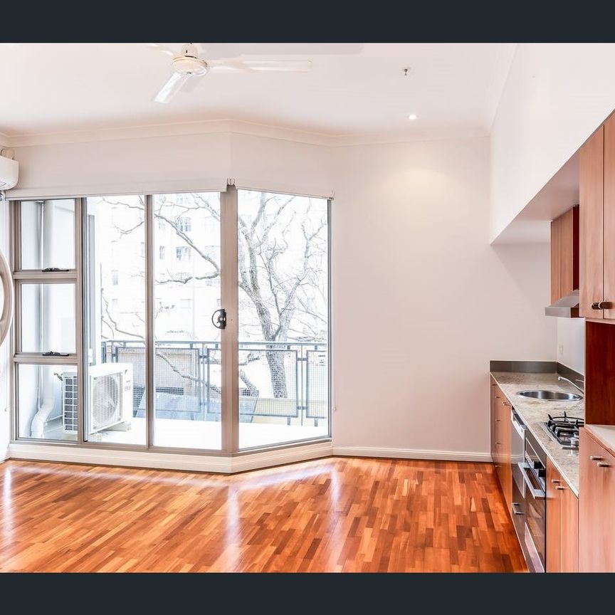 WAREHOUSE CONVERSION LIVING IN CENTRAL LOCALE - Photo 1