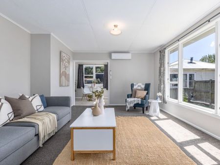 Sunny 3-bedroom + double garage - Photo 3