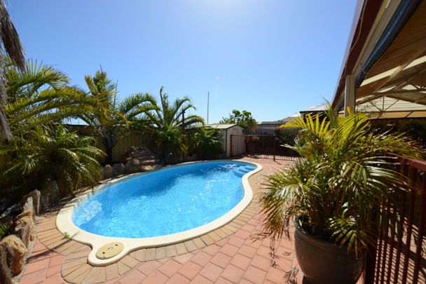 Family home with swimming pool - Photo 1
