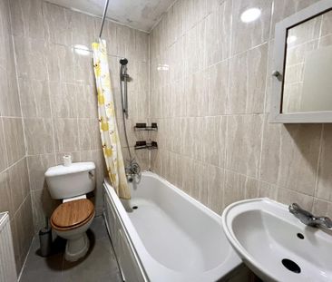 4 bedroom flat to rent - Photo 2