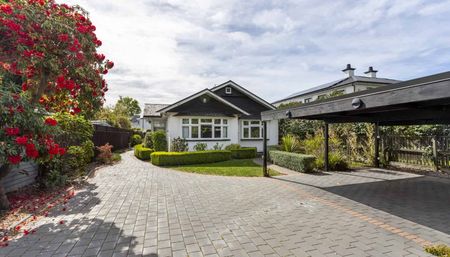 Pet friendly executive home in Strowan! - Photo 3