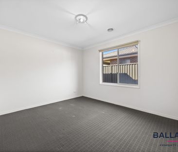 Spacious Three-Bedroom Home with Two Living Areas and Two Bathrooms... - Photo 1