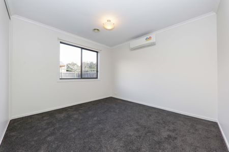 Neat & spacious 3 bedroom with 2 living spaces - Photo 4