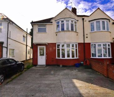 Connaught Avenue, Hounslow - Photo 1