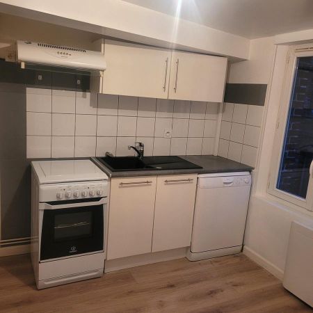 Au 1er étage sans ascenseur, un appartement comprenant: cuisine dinatoire aménagée et équipée, ... - Photo 3