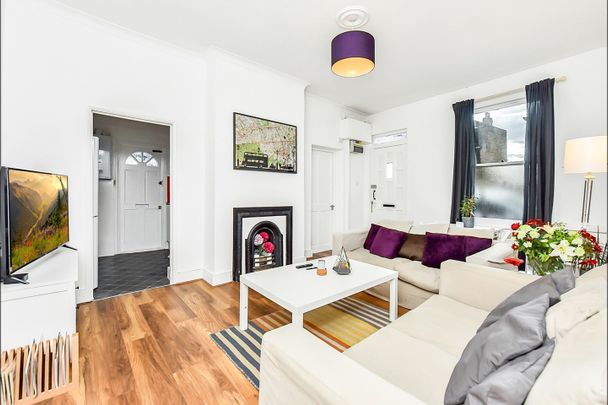 2 Bed Flat, Franciscan Road, SW17 - Photo 1