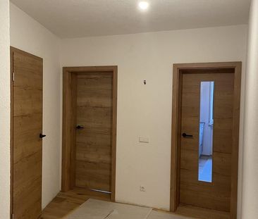 Großzügige 5-Zimmer Wohnung mit Garten, Küche, Garage - frisch sani... - Photo 1