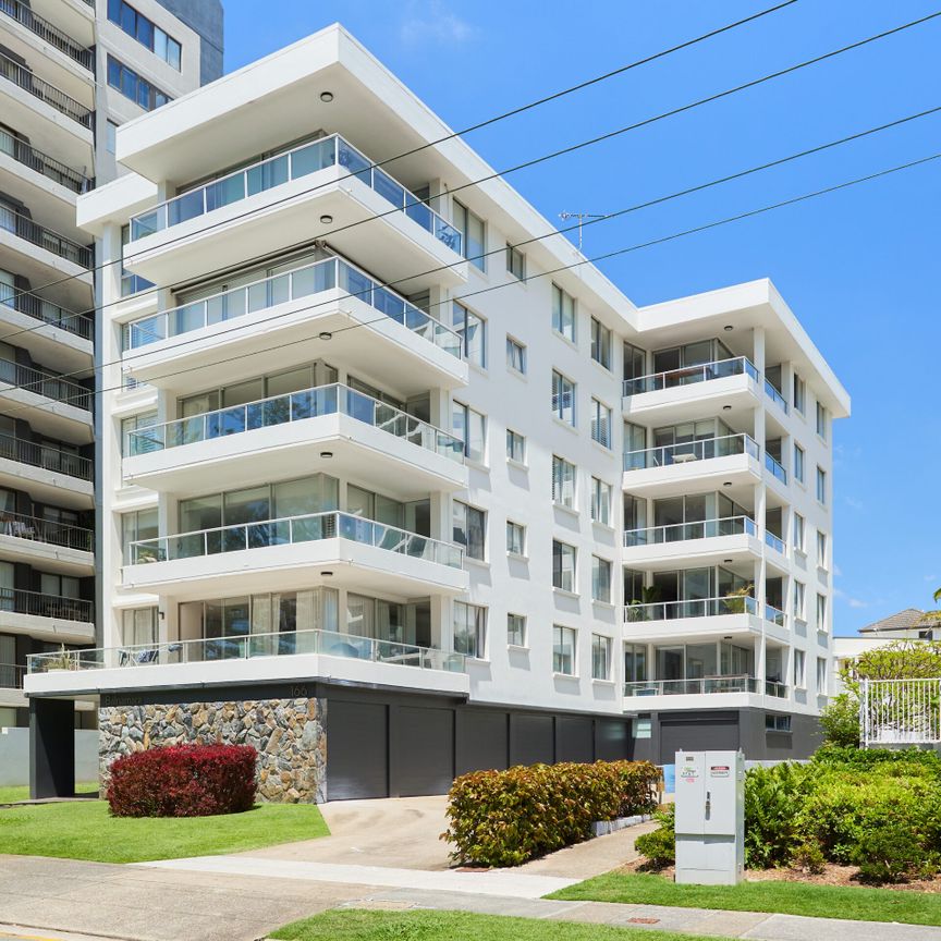 Beachfront 3-Bedroom Rental in Burleigh Heads - Prime Location - Photo 1