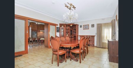 “A Huge Family Home” - Photo 2