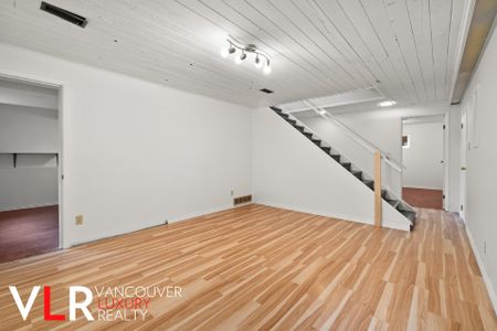House in North Vancouver, BC - Photo 2