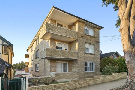 Renovated Top Floor Apartment With City Skyline Views - Photo 3