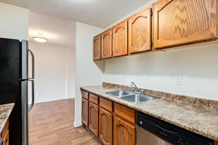 1825 Woodview Dr SW, Calgary - Photo 4