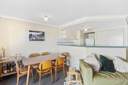 Elevated position with front and rear courtyard! - Photo 3
