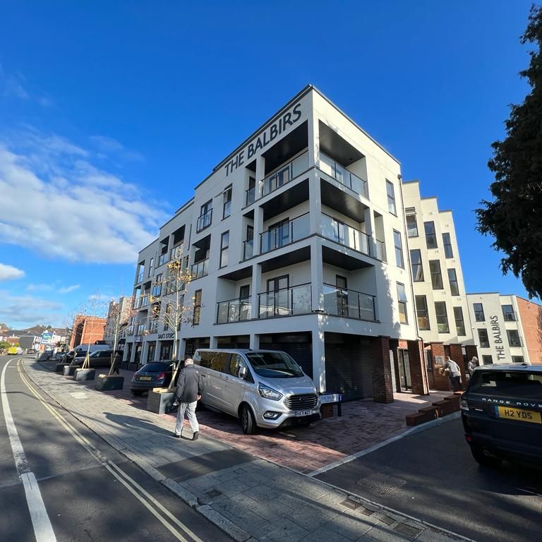 Modern 2-Bedroom, 2-Bathroom Student Apartment in Portswood, Southampton - Photo 1