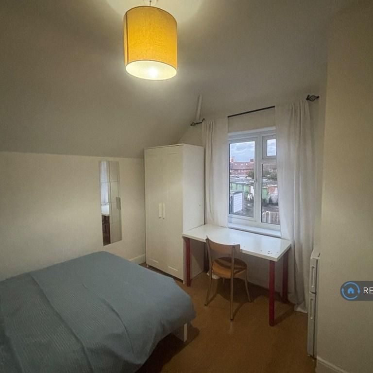 1 bedroom in a house share to rent - Photo 1