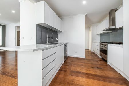 Fully Renovated Home in the Heart of Mount Waverley. - Photo 2