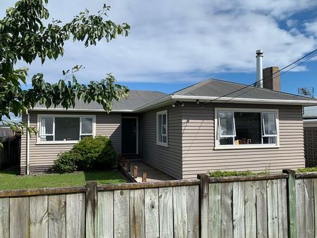 Standalone -Family Friendly - w workshop garage. - Photo 5