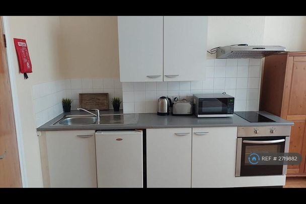 Studio to rent - Photo 1