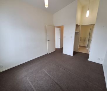 Contemporary Townhouse - Photo 4