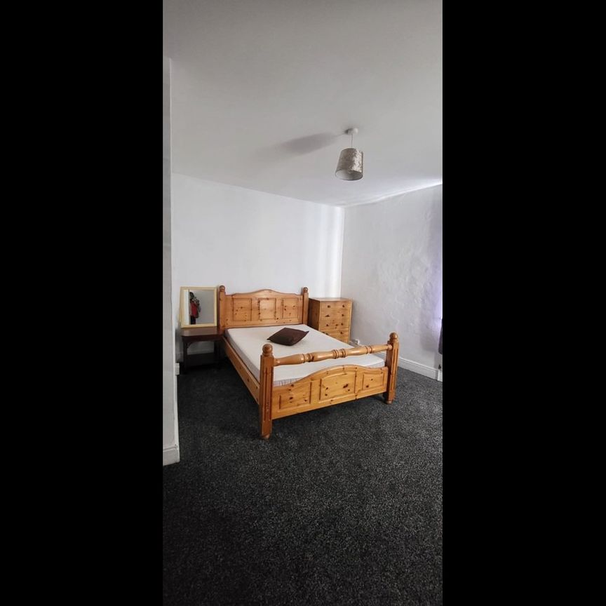 4 Bed End Terrace, Claremont Place, LS12 - Photo 1
