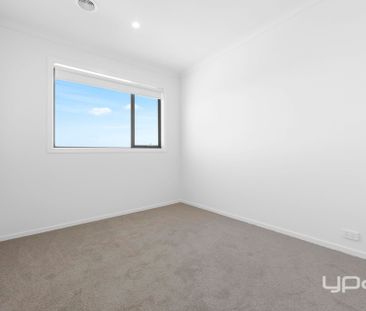 Modern Reverse-Style Living - Photo 3