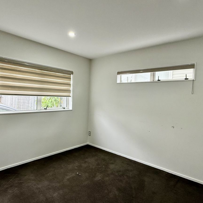 Modern 4-Bedroom, 3-Bathroom Townhouse in Mangere - Photo 1