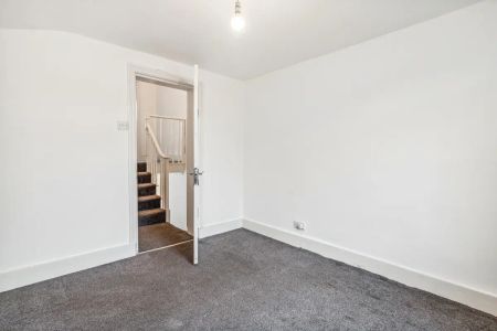 2 bedroom flat in Hackney - Photo 2