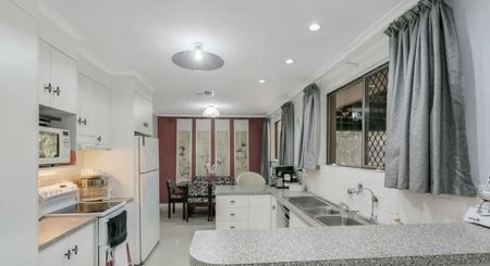 Family home in convenient location - Photo 2