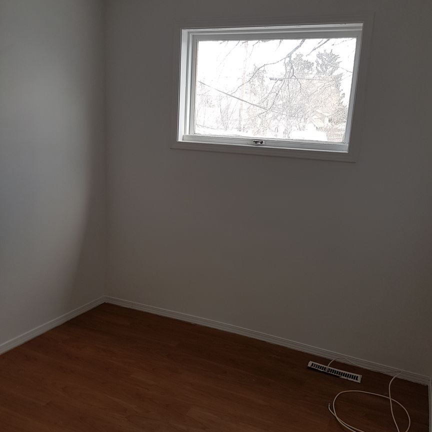 1929 WALLACE 2 BEDROOM HOUSE QUIET NEIGHBOURHOOD - Photo 1