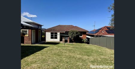 Spacious Three-Bedroom Home with Escarpment Views - Photo 3