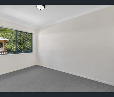 Spacious home in a great location - Photo 3