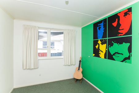 4 Bedrooms, 1 Bathroom + Study! - Photo 3