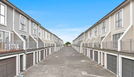 Beautiful Townhouse in Papatoetoe - Photo 2