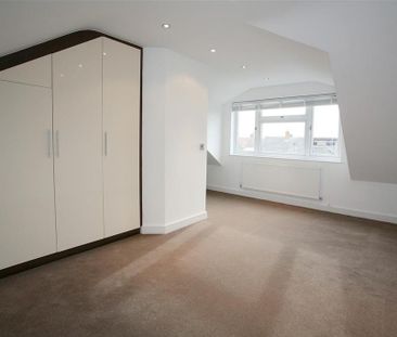 3 bedroom end of terrace house to rent - Photo 2